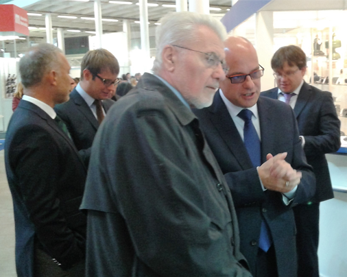Prezident maďarské agentury NRDI Dr. József Pálinkás se zájmem sleduje expozici Elektrotechnické asociace České republiky na letošním Mezinárodním strojírenském veletrhu.
