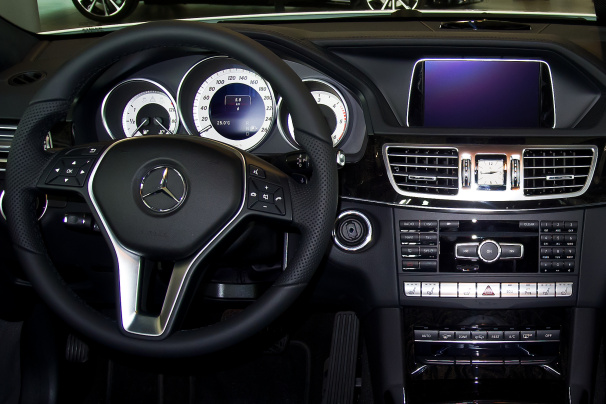 Mercedes-Benz_E_350_BlueTEC_T-Modell_Avantgarde_(S_212,_Facelift)_–_Innenraum,_13._April_2013,_Düsseldorf