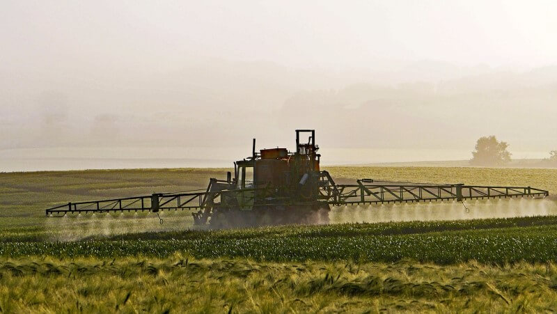 agriculture-zemedelstvi-pole-field-pesticidy(1)